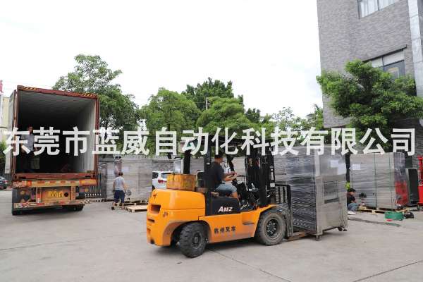 三車(chē)貨柜齊發(fā)越南！